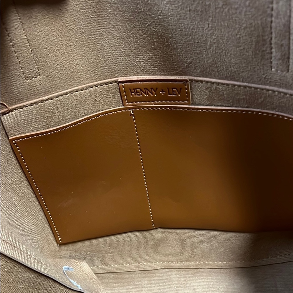 HENNY+LEV  Elegant Brown Leather Tote with Structured Design - Picture 4 of 8